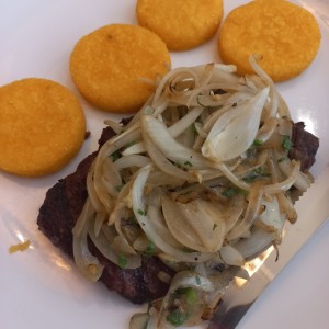 Filete encebollado y tortillas