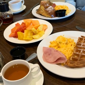 Waffles con huevo/jamon y french toast