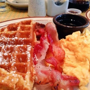 Waffles con bacon y huevos revueltos