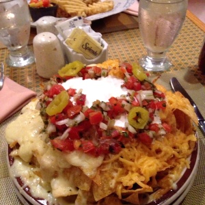 Nachos "gringos" y dirty harry con waffle fries 