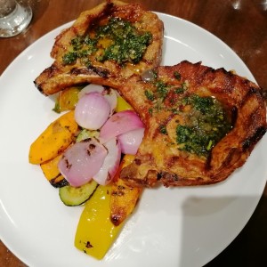 chuletas de cerdo con vegetales salteados