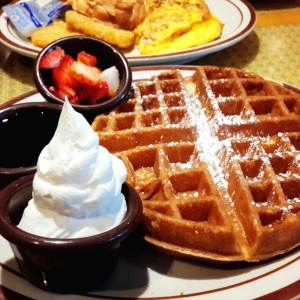 Waffle con crema y fresas