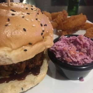 pulled pork con onion rings