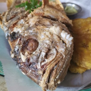 pescado frito con patacones