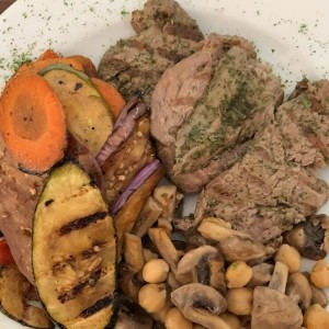 filete de res con vegetales hervidos con garbanzo y hongos