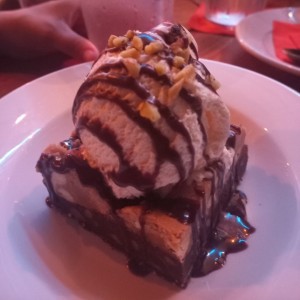 brownie con helado y galleta