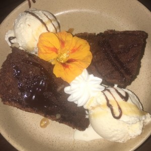 postre brownie con helado