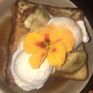 postre pancake de banana y helado