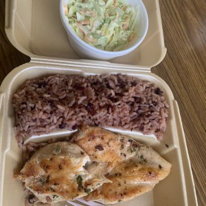 Pollo a la Plancha, arroz con frijoles y ensalada