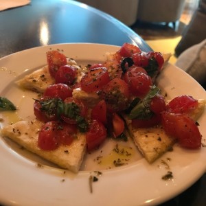 focaccia con tomate y albahaca