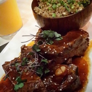 Costillas de Cerdo y Arroz Oriental.