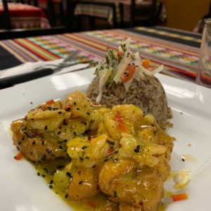 Corvina con camarones y tacu tacu