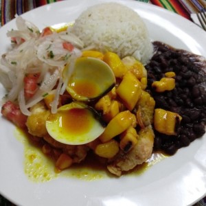 pescado en salsa de mariscos y frijoles