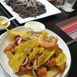 Jalea de mariscos y arroz en tinta de calamar