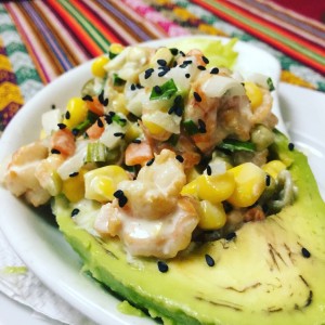 aguacate relleno de camarones