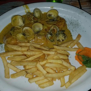 Filete de pescado con almejas