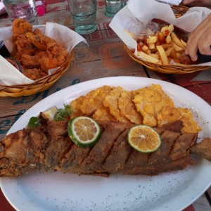 pescao chorrillero con patacones