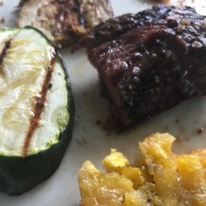 Vacio con vegetales a la parrilla y patacones