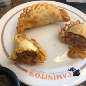 empanada se pollo, carne cortada y atun fresco