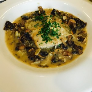 filete de corvina en salsa de hongos