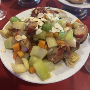 Puerco con Almendras y Vegetales