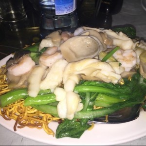 chow mein con mariscos salsa ostiones