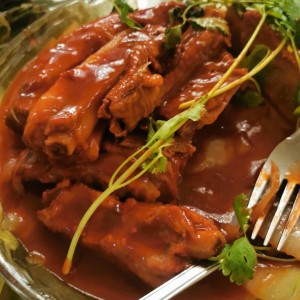 Costillas con tocino en salsa