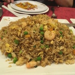 Arroz frito con camarones