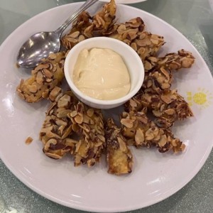 Filete de pescado frito con almendras 