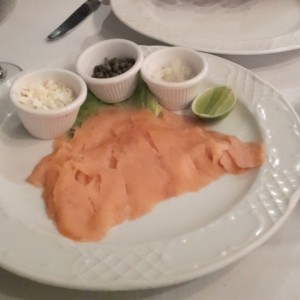 Salmon ahumado con alcaparras huevo pucado y cebolla