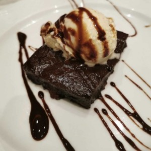 Brownie con helado