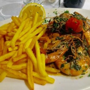 Langostinos al Ajillo con Papas Fritas