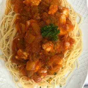 Spaguetti con salsa roja de langostinos y almejas