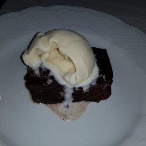 Brownie con helado