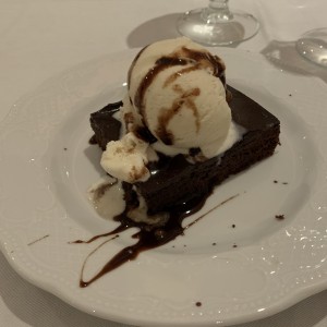 Brownie de chocolate con helado de vainilla