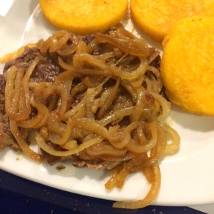 Bistek encebollado de carne con tortillas