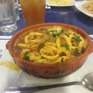 cazuela de marisco con patacones 