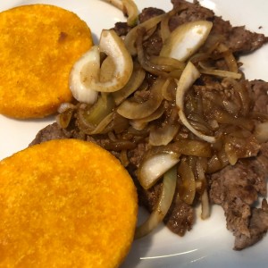 Bistec Ensebollado con Tortillas