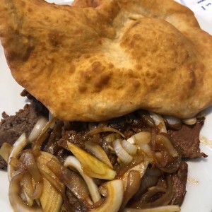 Bistec Ensebollado con Hojaldre