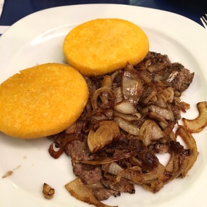 Bistec de carne con tortillas