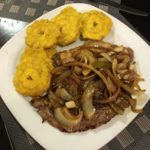 Bistec encebollado con patacones