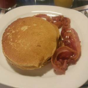 pancakes con tocino