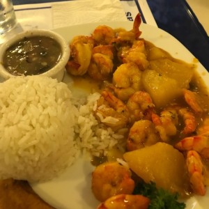 Camarones a la criolla con arroz y frijoles chiricanos