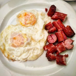 Huevos Fritos con Salchichas