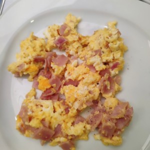 Huevos Revueltos con Jamon