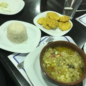 Corvina Al Ajillo con Arroz y Patacones