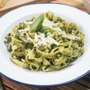 Fetuccini en salsa pesto