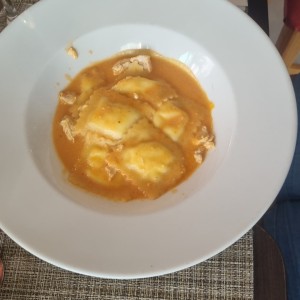 ravioli con quesa y salsa rosada