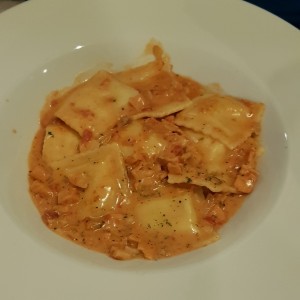 ravioli relleno de queso con salmon