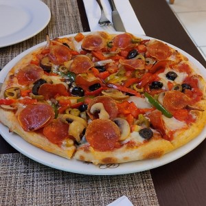 Pizza Vegetariana de 12" con extra pepperoni